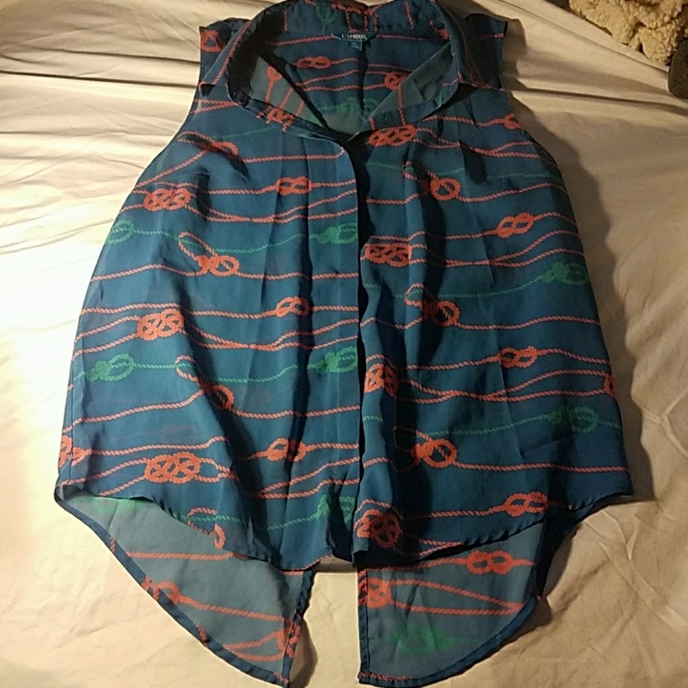 Collared sleeveless shirt